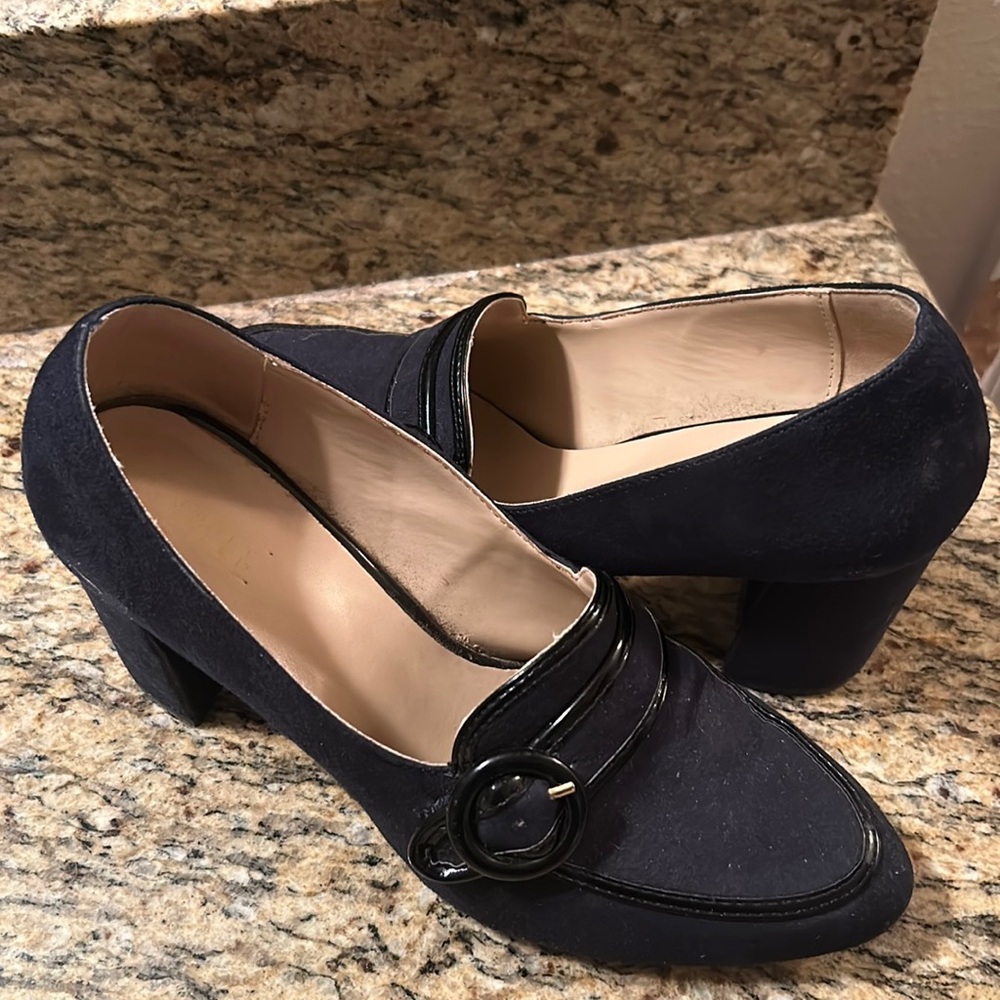 Woman’s Simply Styled navy blue shoes.  Size 9
